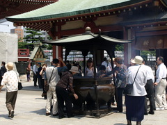 At the Akasuka Shrine (3)