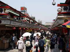 Near the Akasuka Shrine (1)